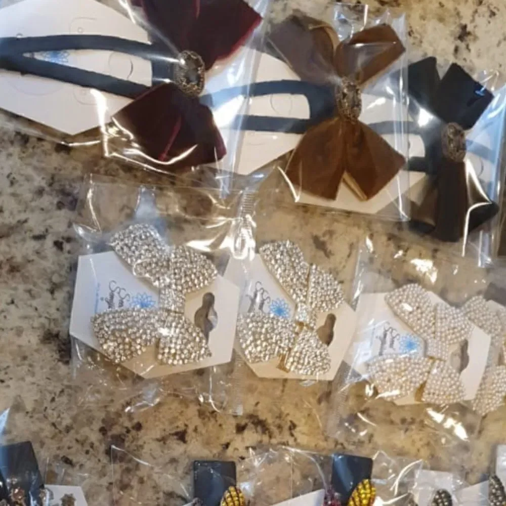 Hair Clip Lace with a stone in 4 different colors plus Ipsy bag NWT